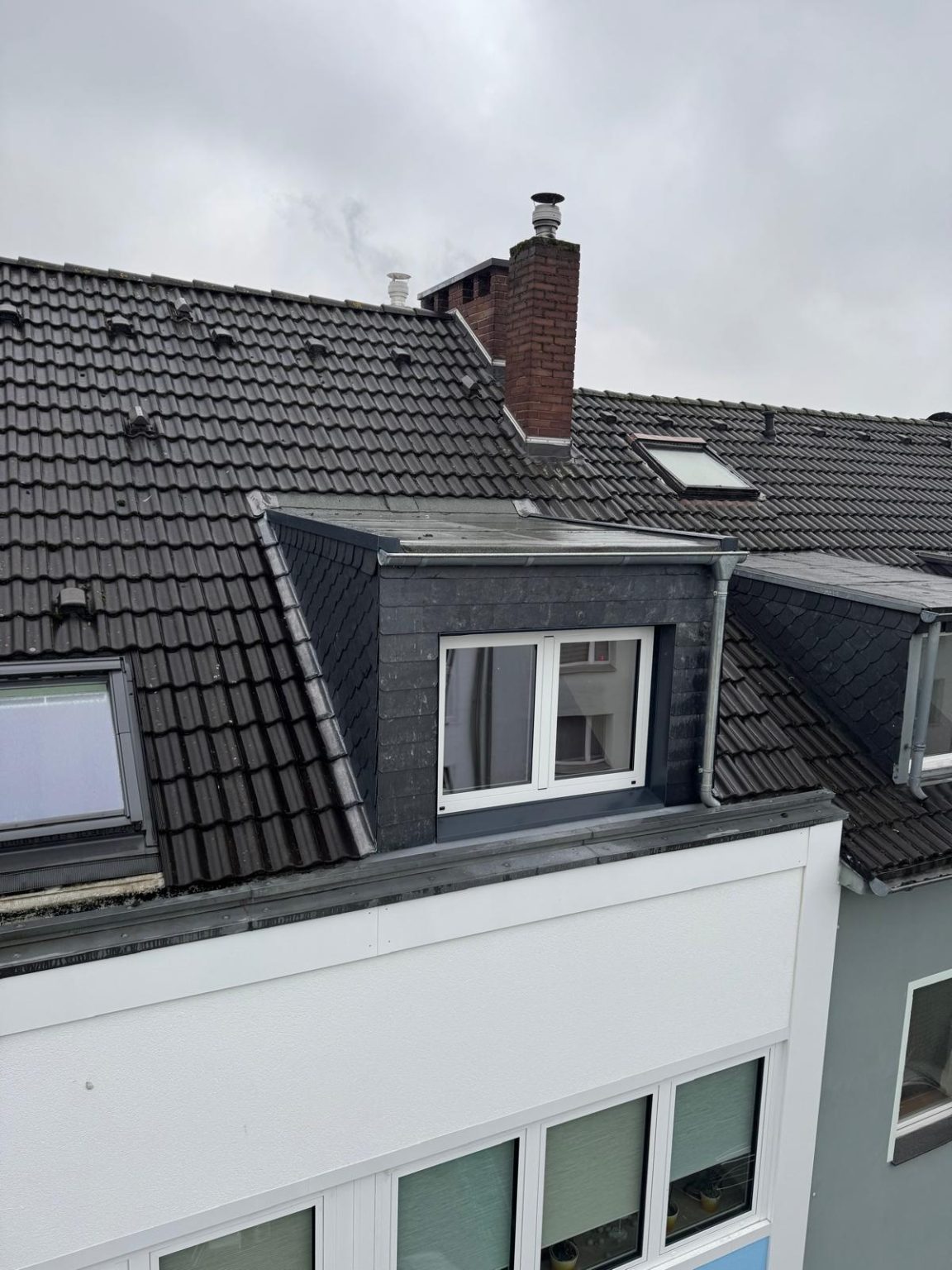 Dachgaube – fertig mit Schieferverkleidung und neuem Fenster – FDX-Planungsbüro Düsseldorf