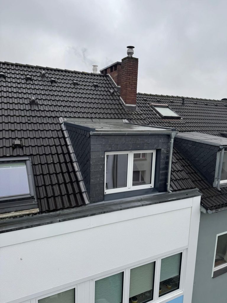Dachgaube – fertig mit Schieferverkleidung und neuem Fenster – FDX-Planungsbüro Düsseldorf
