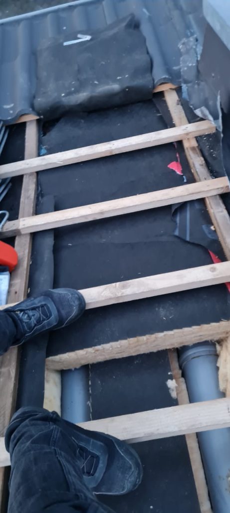 Bestand – alte Unterdeckbahn – Dachausbau mit Pool-Sanierung in Hamburg, FDX-Planungsbüro