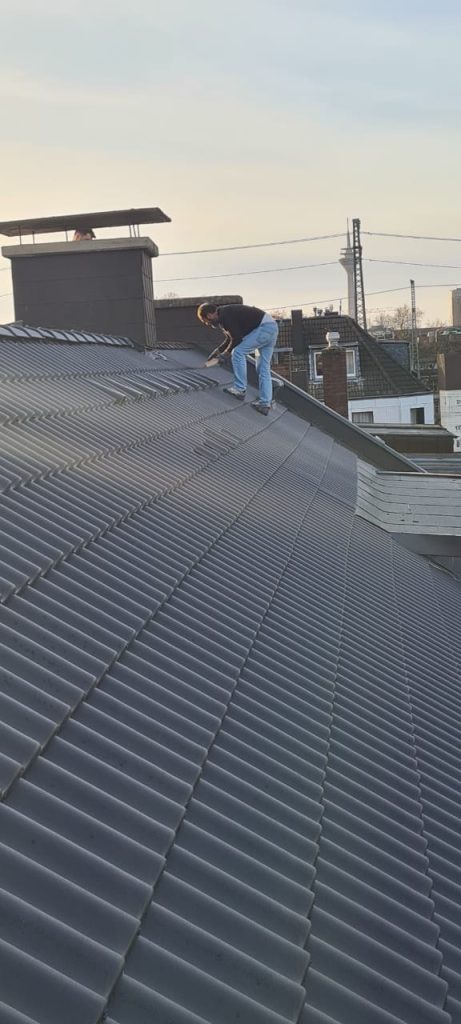 Dachdecker bei der Neueindeckung – Dachausbau mit Pool-Sanierung in Hamburg, FDX-Planungsbüro