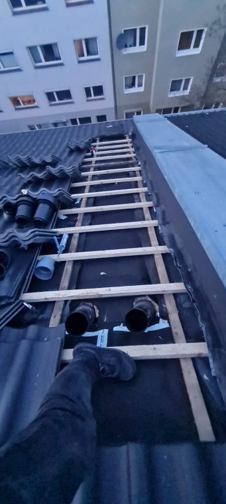 Neue Lattung an der Attika – Dachausbau mit Pool-Sanierung in Hamburg, FDX-Planungsbüro