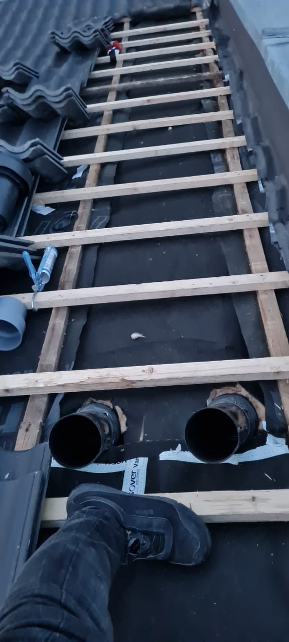 Lattung mit Leitungen im Dachaufbau – Dachausbau mit Pool-Sanierung in Hamburg, FDX-Planungsbüro