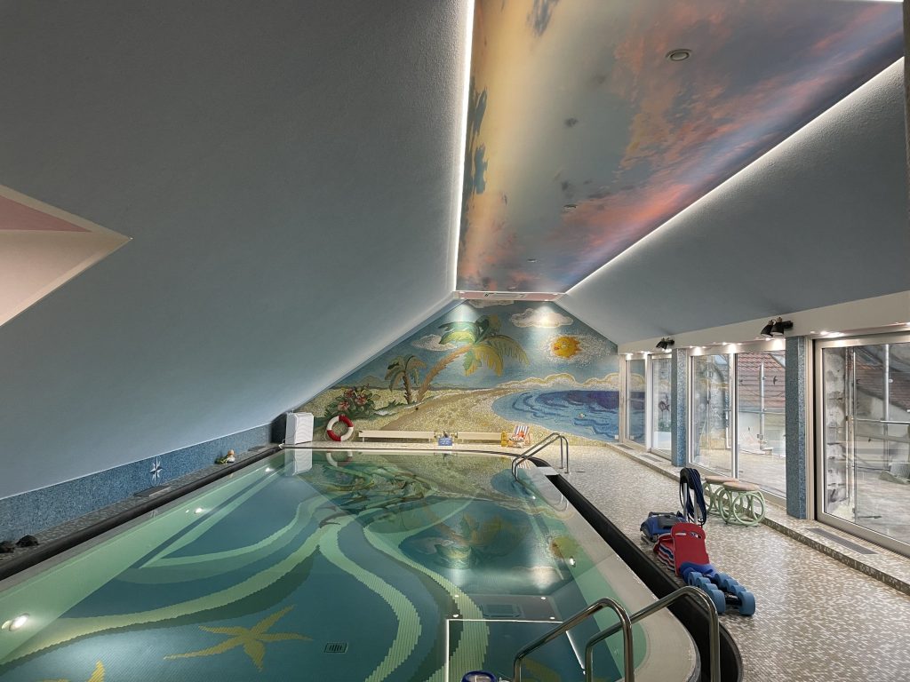 Sanierte Poolhalle im Dachgeschoss – Dachausbau mit Pool-Sanierung in Hamburg, FDX-Planungsbüro