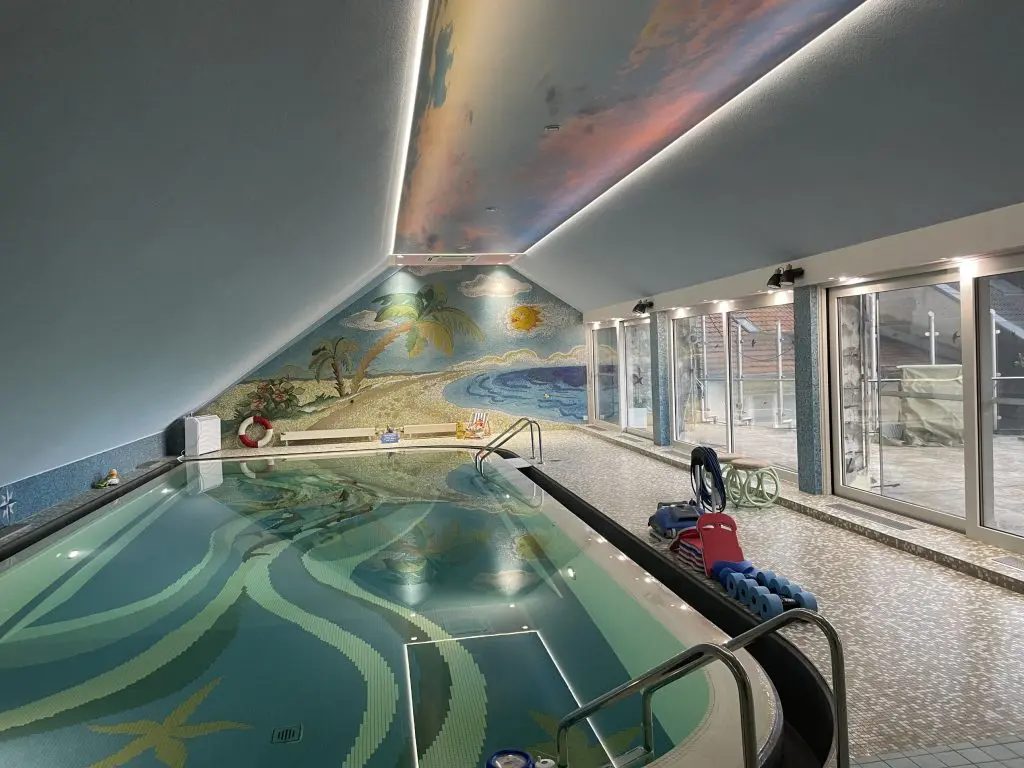 Poolhalle nach der Sanierung – Dachausbau mit Pool-Sanierung in Hamburg, FDX-Planungsbüro