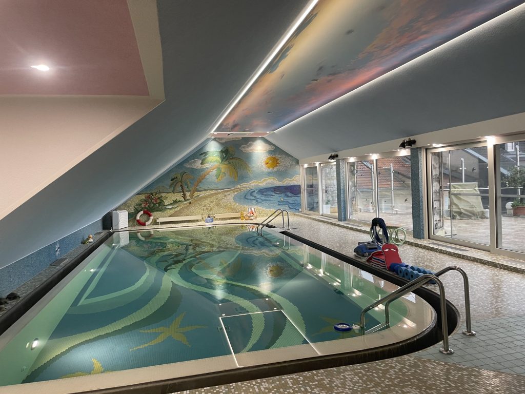 Poolhalle mit Mosaik und Lichtdecke – Dachausbau mit Pool-Sanierung in Hamburg, FDX-Planungsbüro