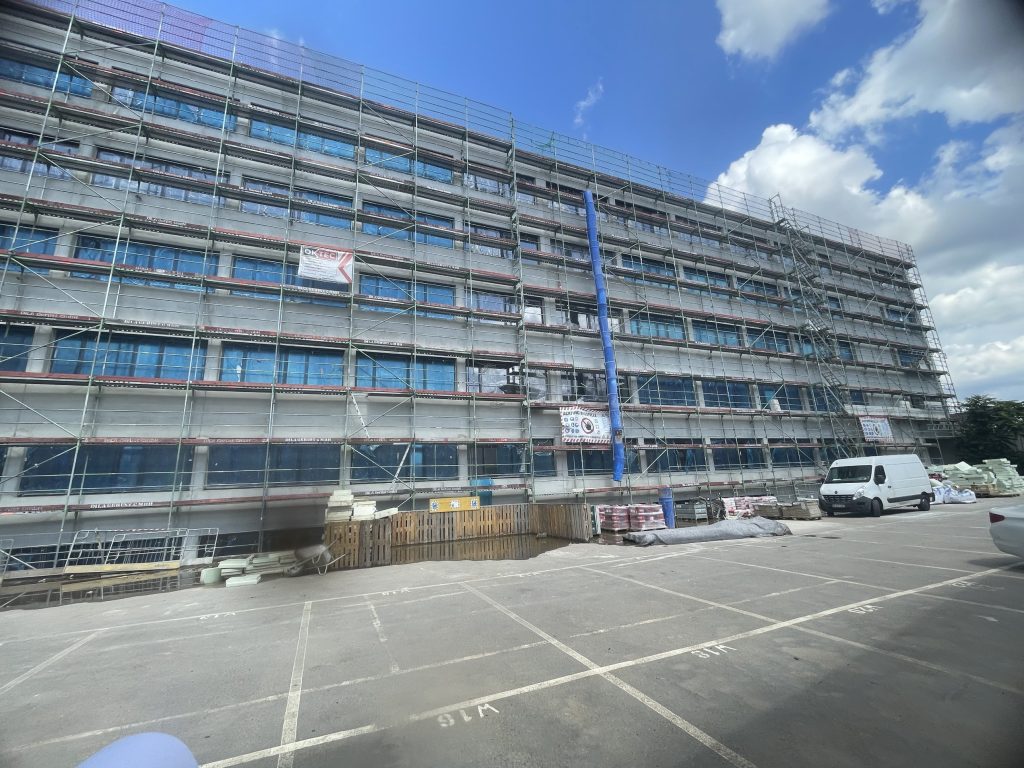 Rohbau mit Fassadengerüst – Großbaustelle – FDX-Planungsbüro Düsseldorf