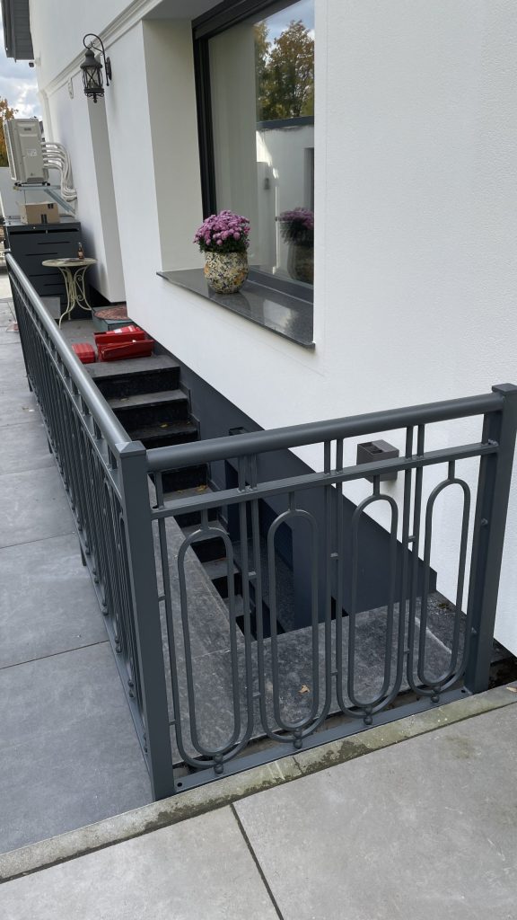 Kellertreppe mit Naturstein und Stahlgeländer – FDX-Planungsbüro Düsseldorf